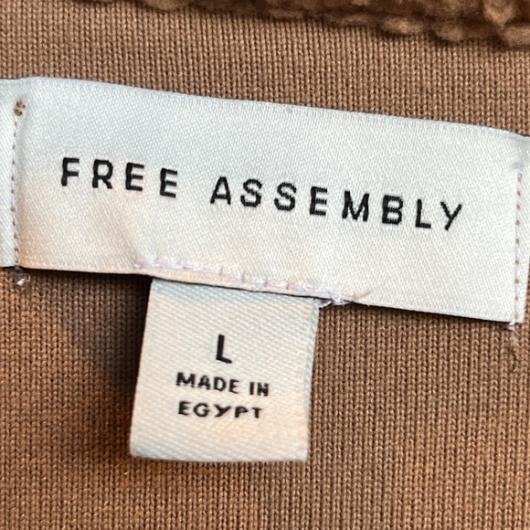 Free assembly tan sweater large - Picture 5 of 6